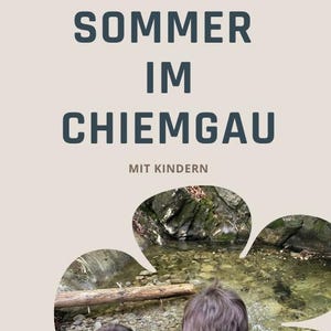 Könnte beinhalten: Werbebild mit deutschem Text für Sommeraktivitäten im Chiemgau, mit zwei Kindern an einem Bach. Der Text lautet: 'SOMMER IM CHIEMGAU MIT KINDERN'. Sprechblasen überlagern eine malerische Ansicht des Wassers und der Felsen.