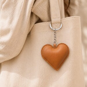 Portachiavi a forma di cuore in pelle, portachiavi a forma di cuore in pelle, piccolo regalo di San Valentino, regali con monogramma per lui e per lei, San Valentino, auto nuova