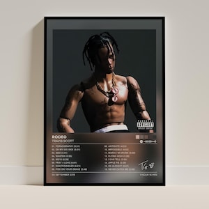 Peut inclure: Une affiche encadrée présentant la pochette de l'album Rodeo de Travis Scott. L'image montre une figurine sombre avec des dreadlocks, une chaîne en or et des tatouages. En dessous, la liste des titres inclut des chansons de Pornography à Never Catch Me.
