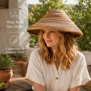 Könnte beinhalten: Ein konischer Sonnenhut mit breiter Krempe, geflochten aus natürlichen braunen Fasern. Der Hut hat eine spitze Krone und ein Kinnband aus hellem Kordelmaterial. Der Text auf dem Bild lautet: Wide Brim Sun Shade und Lightweight for Outdoor Wear.