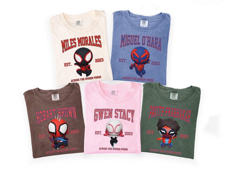 Puede incluir: Cinco camisetas en crema, azul, marr&oacute;n, rosa y verde, cada una con un personaje de Spider-Verse y su nombre. El texto incluye nombres de personajes, "EST. 2023" y "ACROSS THE SPIDER-VERSE".