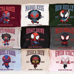 Puede incluir: Nueve sudaderas de varios colores, cada una con un gr&aacute;fico de personaje y el nombre de "Across the Spider-Verse". Los nombres incluyen Petra Parker, Margo Kess, Ben Reilly, Pavitr Prabhakar, Hobart Brown, Miles Morales, Miguel O'Hara, Jessica Drew y Gwen Stacy.