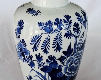 手描きの花柄装飾とアーティストのイニシャルがあしらわれた、オリジナルのデルフトブルーの花瓶。