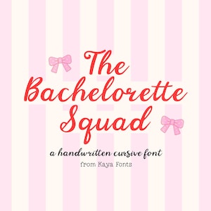 Puede incluir: Un gráfico digital que presenta el texto rojo en cursiva The Bachelorette Squad con dos pequeños lazos rosas sobre un fondo de rayas verticales de color rosa claro y blanco. Debajo del texto principal, se lee a handwritten cursive font from Kaya Fonts.