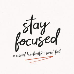 Puede incluir: Texto negro sobre fondo blanco que dice stay focused en una fuente manuscrita grande e informal, seguido del texto más pequeño a casual handwritten script font y una línea roja horizontal dibujada a mano bajo el texto.