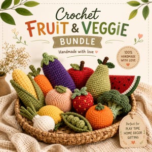 Peut inclure: Un ensemble de fruits et légumes au crochet dans un panier tressé, comprenant une aubergine, du maïs, une carotte, une pomme, une poire, une tranche de pastèque, une fraise, du brocoli, une orange, un citron, un oignon et des petits pois.