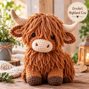 Könnte beinhalten: Ein Plüschtier in Form eines Highland-Rinds aus braunem Garn mit zotteliger Textur, ausgestattet mit zwei cremefarbenen gehäkelten Hörnern, dunkelbraunen Hufen und schwarzen Augen. Ein rundes Etikett oben rechts zeigt den Text Crochet Highland Cow.