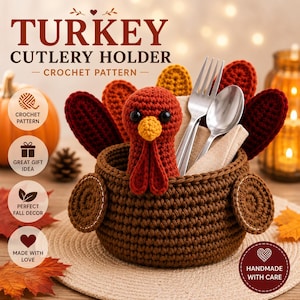 Peut inclure: Un porte-couverts en crochet en forme de dinde marron avec une tête centrale, un bec jaune, une caroncule rouge et des plumes de queue multicolores. Le panier contient une fourchette et une cuillère en argent avec une serviette beige à l'intérieur.