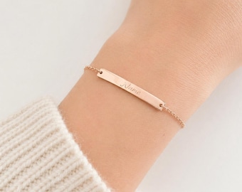Tobillera con barra grabada a medida con nombre personalizado en oro o plata.