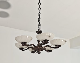 Magnífica lámpara de araña Art Déco de bronce con seis pantallas de alabastro, fabricada en Italia en los años 50/60.