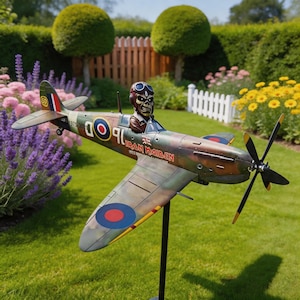 2D Iron Maidens Spitfire Fighter trädgårdsväderkvarn, flygplansvindspinnare trädgårdsdekor, militärflygplansväderkvarn innergårdsträdgårdsdekoration