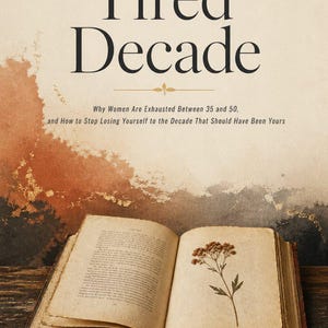 Peut inclure: Un livre ouvert aux pages vieillies, avec le titre "The Tired Decade" en élégante police noire. La couverture du livre présente un fond de style aquarelle avec des tons bruns et dorés. Une fleur séchée est placée sur la page de droite.