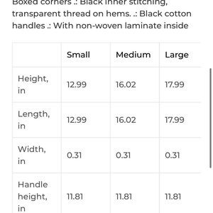 Op de afbeelding: Een tabel met de afmetingen van een draagtas in drie maten: klein, medium en groot. De afmetingen zijn in inches voor hoogte, lengte, breedte, handvathoogte en handvatbreedte.