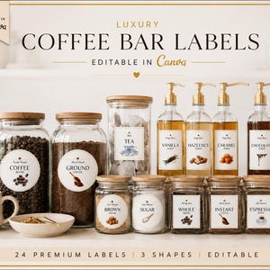 Peut inclure: Une collection de bocaux en verre et de distributeurs de sirop avec des couvercles en bois et des étiquettes blanches. Les étiquettes portent les inscriptions Coffee Beans, Ground Coffee, Tea, Vanilla, Hazelnut, Caramel, Chocolate, Brown Sugar, Sugar, Whole Beans, Instant Coffee et Espresso.