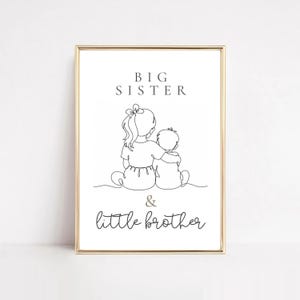 Puede incluir: Una lámina de arte mural enmarcada con un dibujo de líneas negras de una niña con un lazo en el pelo sentada con el brazo alrededor de un niño más pequeño. El texto BIG SISTER aparece arriba y & little brother aparece debajo.