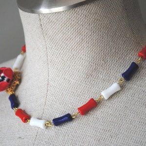 USA Vintage Enamel Flower Asymmetrical Necklace Red White and Blue OOAK afbeelding 5