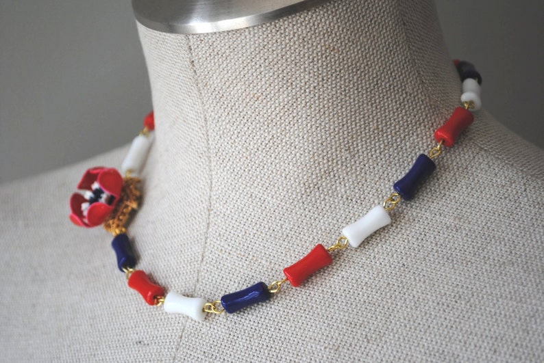 USA Vintage Enamel Flower Asymmetrical Necklace Red White and Blue OOAK afbeelding 5