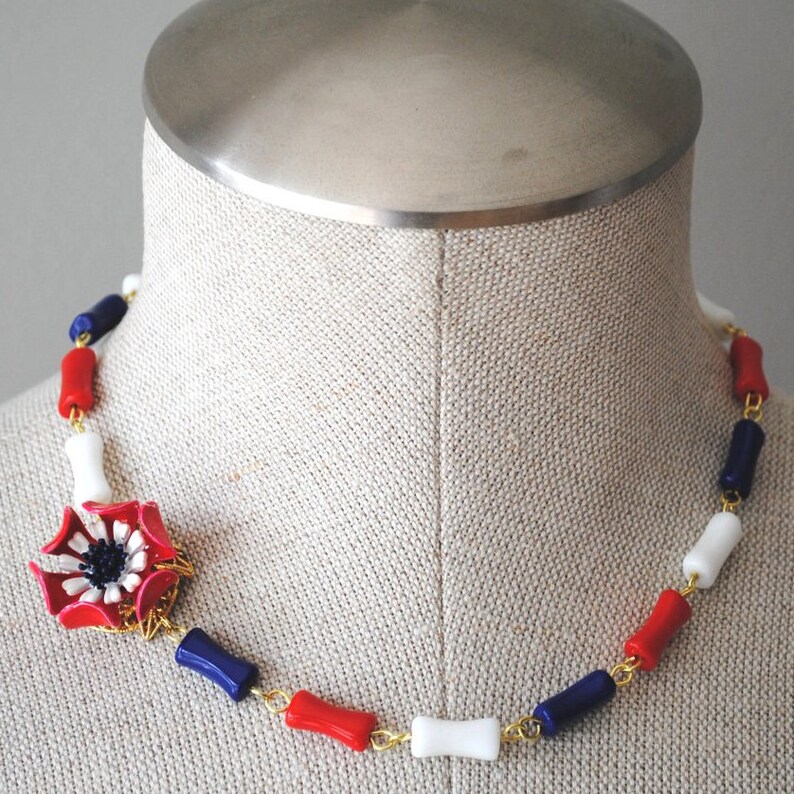 USA Vintage Enamel Flower Asymmetrical Necklace Red White and Blue OOAK afbeelding 2