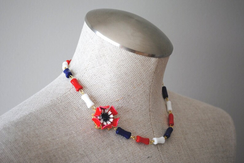 USA Vintage Enamel Flower Asymmetrical Necklace Red White and Blue OOAK afbeelding 4