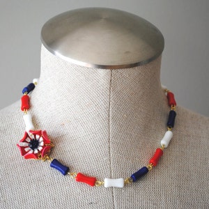 USA Vintage Enamel Flower Asymmetrical Necklace Red White and Blue OOAK afbeelding 3