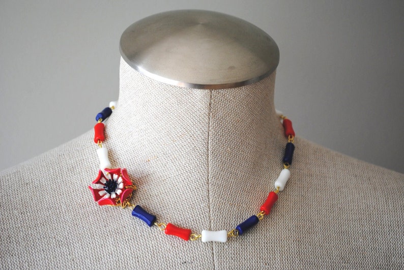 USA Vintage Enamel Flower Asymmetrical Necklace Red White and Blue OOAK afbeelding 3