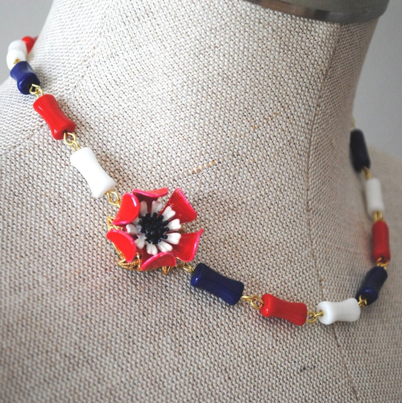 USA Vintage Enamel Flower Asymmetrical Necklace Red White and Blue OOAK afbeelding 1