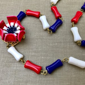 USA Vintage Enamel Flower Asymmetrical Necklace Red White and Blue OOAK afbeelding 6