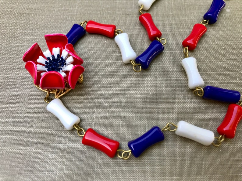 USA Vintage Enamel Flower Asymmetrical Necklace Red White and Blue OOAK afbeelding 6