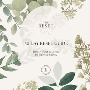 以下が含まれることがあります： 植物のイラストと「THE RESET EDIT」と「30 DAY RESET GUIDE」のテキストが入ったクリーム色のガイド。ガイドには、緑と白の花と葉のアクセントがあり、「Begin your journey to calm & clarity」というキャッチフレーズが添えられています。