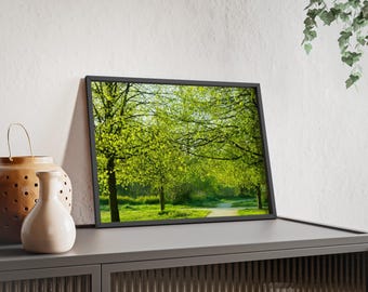 Poster con paesaggio di alberi verdi e cornice in legno.