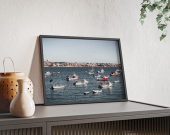 Pôster emoldurado com barcos no porto, fotografia náutica de paisagem costeira, decoração para casa de praia.