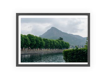 Poster Italienische Berglandschaft am See | Gerahmtes Poster aus Holz