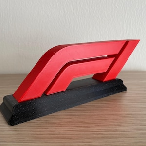 F1 Style Logo Desk Decor with Base – 3D Printed Racing Display – LED Light Option – Motorsport Office Decor – 18cm