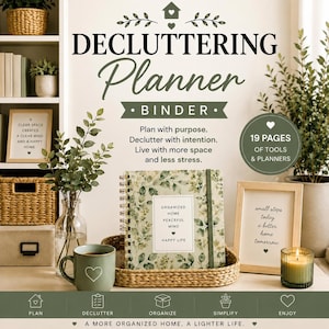 Peut inclure: Un classeur de planification de désencombrement à spirale avec un motif de feuilles vertes, portant le texte "ORGANIZED HOME PEACEFUL MIND HAPPY LIFE" sur la couverture. Il est présenté avec une tasse verte, un cadre et une bougie sur un plateau.
