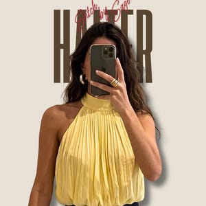 Peut inclure: Un haut dos nu jaune vif sans manches avec un col montant et des plis verticaux sur tout le tissu. Le texte DETAILED PDF SEWING PATTERN et STITCH BY SAGE HALTER est visible en haut de l'image sur un fond beige clair.