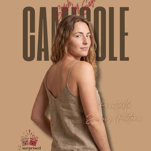 Puede incluir: Una camisola de color beige con tirantes finos y escote en V. El texto en la imagen dice: DESIGNED BY SAGE, Stitch by Sage, CAMISOLE, Printable Sewing Pattern y 2 surprised GIFT ATTACHED. La camisola se lleva sobre unos vaqueros azules.