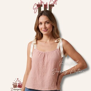 Könnte beinhalten: Ein ärmelloses Oberteil in Altrosa aus strukturiertem Musselin-Stoff mit Rundhalsausschnitt und cremefarbenen Schulterbändern aus Satinband. Das Bild enthält den Text "DESIGNED BY SAGE", "Stitch by Sage" und "Printable Sewing Pattern".