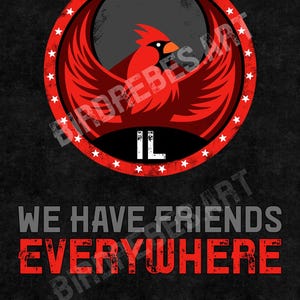 Peut inclure: Graphique noir avec un cardinal rouge aux ailes déployées dans un cercle d'étoiles blanches. Le texte "IL" est en dessous de l'oiseau, avec "WE HAVE FRIENDS EVERYWHERE" en rouge et gris.