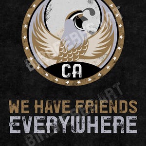 Op de afbeelding: Grafisch ontwerp met een kwartel met uitgespreide vleugels in een cirkelvormig embleem. Het embleem bevat de letters "CA" en is omringd door sterren. De tekst "WE HAVE FRIENDS EVERYWHERE" staat eronder, met de naam en website van de kunstenaar.