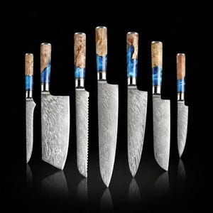 Set di 7 coltelli da chef in acciaio di Damasco, coltelli da cucina giapponesi, manici in legno e resina blu, regalo professionale per appassionati di cucina.