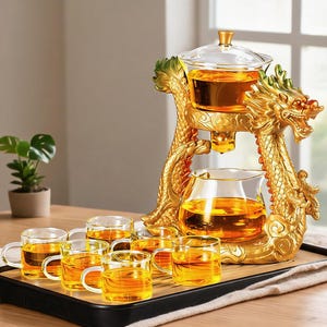 Puede incluir: Un juego de té con forma de dragón dorado que incluye un infusor de vidrio y una tetera de vidrio como base. El conjunto consta de seis tazas pequeñas de vidrio, todas llenas de té de color ámbar. La estructura del dragón sostiene el infusor.