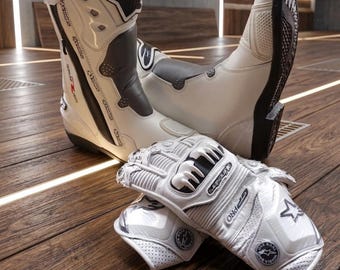 Conjunto de botas y guantes de moto Alpinestars Supertech R blancos para competición MotoGP.