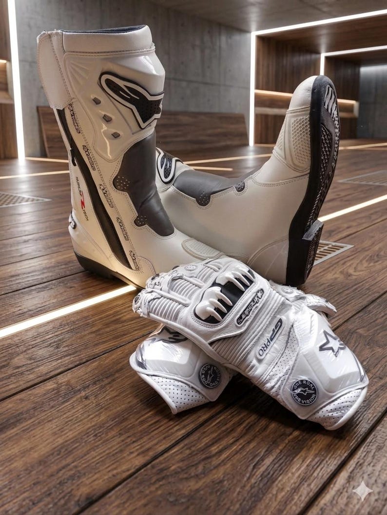 Op de afbeelding: Set van witte en zwarte motorlaarzen en handschoenen. De laarzen zijn hoog met zwarte details en het merklogo. De handschoenen zijn wit met zwarte en grijze accenten, met de tekst "GP PRO".