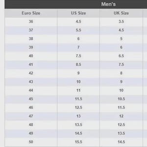 Op de afbeelding: Een zwarte, witte en gele laars wordt weergegeven naast een maattabel met de titel "Heren". De tabel toont Europese, Amerikaanse en Britse maten, samen met de lengte in millimeters, vari&euml;rend van maat 36 tot 50.