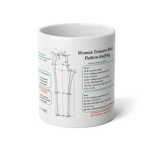 Può includere: Tazza in ceramica bianca con un diagramma per il modello di pantaloni da donna. La tazza mostra un modello dettagliato con misure e formule in testo verde e nero. La tazza è di dimensioni e forma standard.