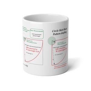 Puede incluir: Una taza de cerámica blanca con un diagrama de patrón de falda circular. La taza presenta texto e ilustraciones en verde y rojo, incluidas fórmulas y medidas. La taza está diseñada para entusiastas de la costura.