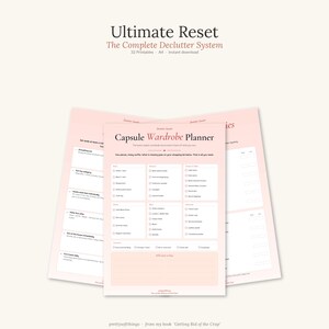 Może przedstawiać: Zestaw dokumentów do druku w formacie A4 zatytułowanych Ultimate Reset The Complete Declutter System, zawierający planer garderoby kapsułowej z listami kontrolnymi dla ubrań, butów i akcesoriów na jasnoróżowym papierze.