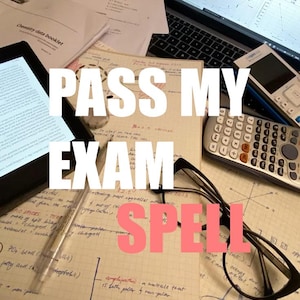 Könnte beinhalten: Ein Schreibtisch mit Lernmaterialien, darunter ein Laptop, ein Taschenrechner und handschriftliche Notizen. Der Text "PASS MY EXAM SPELL" ist überlagert, was auf die Prüfungsvorbereitung hindeutet.