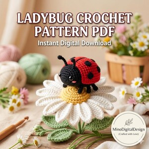 Pode incluir: Uma joaninha de crochê com corpo vermelho de pintas pretas sobre uma margarida branca de centro amarelo. O texto LADYBUG CROCHET PATTERN PDF Instant Digital Download é visível. Uma agulha de crochê de madeira e novelos estão presentes.