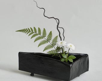 Keramische Ikebana-vaas met Kenzans - moderne driehoekige bloempot - ongebruikelijk minimalistisch aardewerk - groot 22 cm uniek tafeldecor